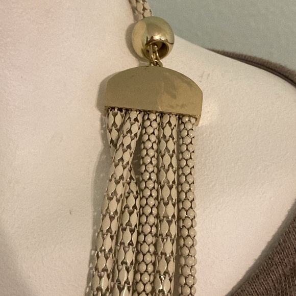 Chic Gold Rose Necklace - Picture 3 of 10